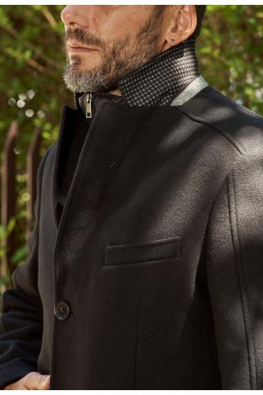 Zoom sur les détails du col du manteau AZARIA noir.