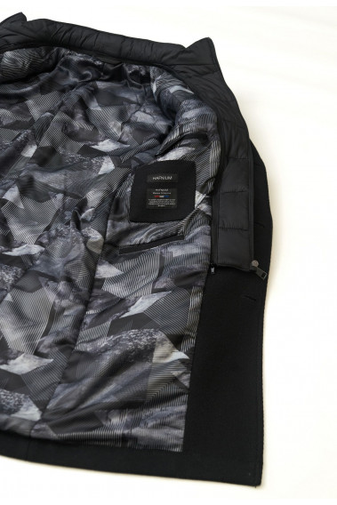 Zoom sur l'intérieur du manteau AZARIA noir. Il comporte 3 poches intérieures.