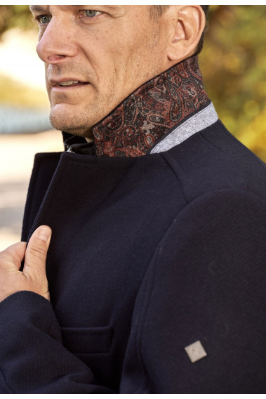 Zoom sur le col tailleur avec des motif du manteau AZARIA marine.