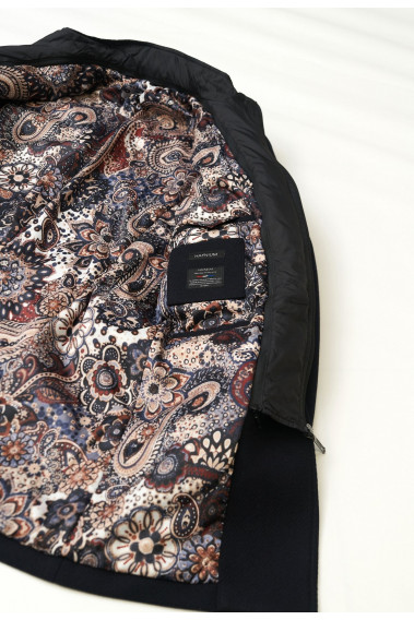 Zoom sur l'intérieur du manteau AZARIA marine. Il comporte 3 poches intérieures dont un pour le téléphone.