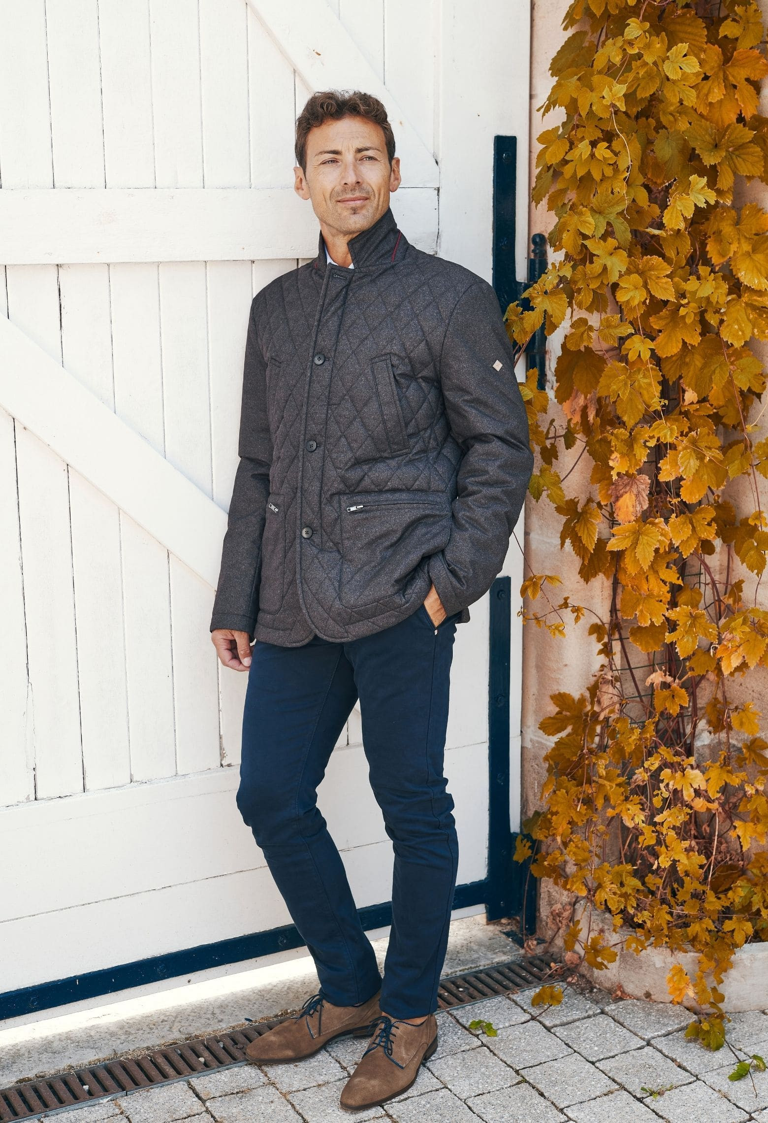 Homme portant la veste matelassée EKET marron chiné. Elle comporte 4 poches.