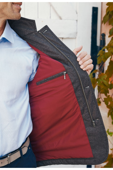 Zoom sur l'intérieur de la veste matelassée EKET marron chiné. 2 poches intérieures.