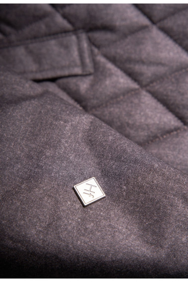 Zoom sur le logo hafnium de la veste matelassée EKET marron chiné.