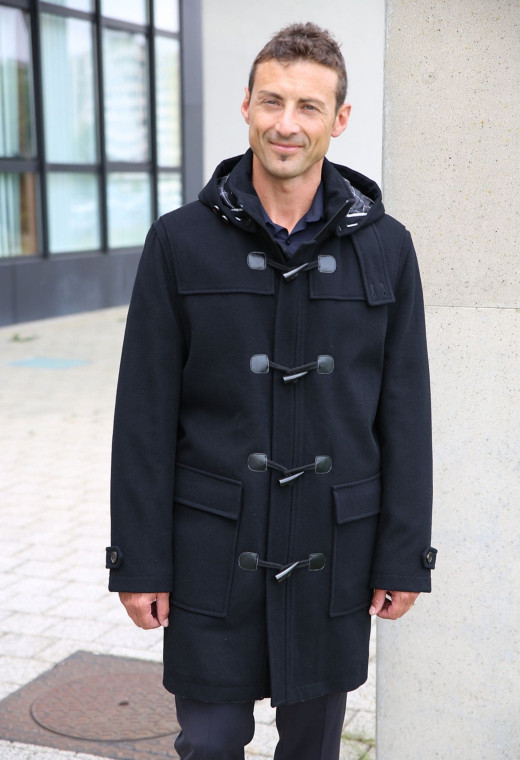 Homme portant le duffle coat ELIOT marine. Il est long et comporte 2 poches plaquées.