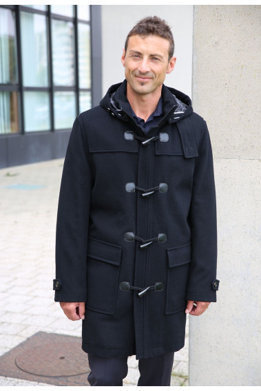 Homme portant le duffle coat ELIOT marine. Il est long et comporte 2 poches plaquées.