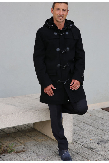Homme portant le duffle coat ELIOT marine. Il comporte 2 poches plaquées.