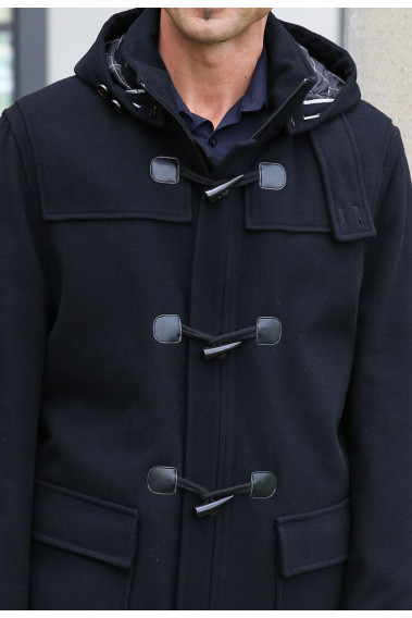 Zoom sur les détails de fermeture du duffle coat ELIOT marine.