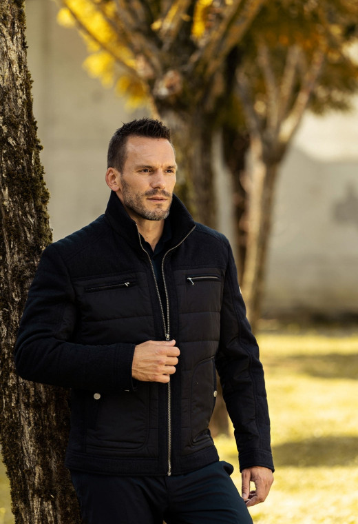 Homme portant le blouson MIDNIGHT bi matière marine. Il comporte 2 poches poitrine et 2 poches repose mains.