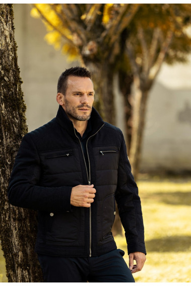 Homme portant le blouson MIDNIGHT bi matière marine. Il comporte 2 poches poitrine et 2 poches repose mains.