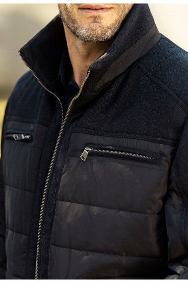 Zoom sur les poches poitrine du blouson MIDNIGHT bi matière marine.