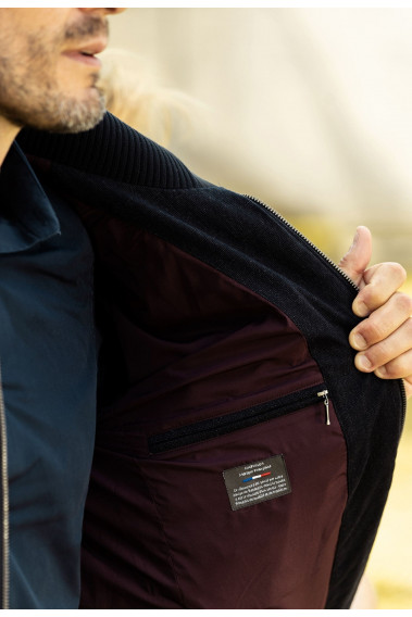 Zoom sur l'intérieur du blouson MIDNIGHT bi matière marine. Il comporte 2 poches intérieures.