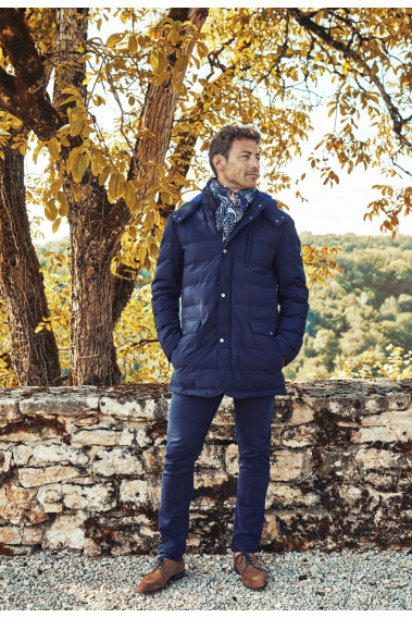 Homme portant la doudoune SKADIS marine. Elle comporte une poche poitrine et 2 poche à rabat.