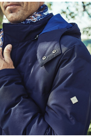 Zoom sur la manche de la doudoune SKADIS marine.