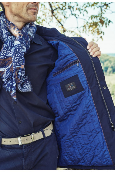 Zoom sur l'intérieur de la doudoune SKADIS marine. Elle comporte 2 poches poitrines.