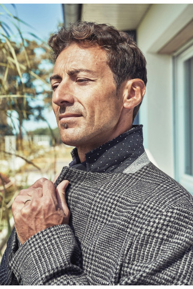 Zoom sur les détails du col du manteau SUAVE noir et gris.