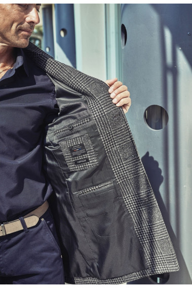 Zoom sur l'intérieur du manteau SUAVE noir et gris. Il comporte 3 poches intérieures dont une pour le téléphone.