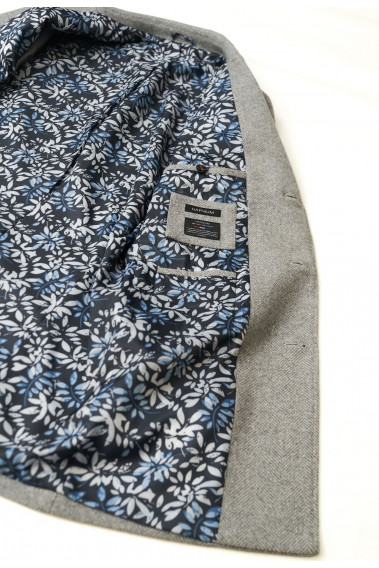 Zoom sur l'intérieur du manteau SUAVE gris clair. Il comporte 3 poches intérieures.