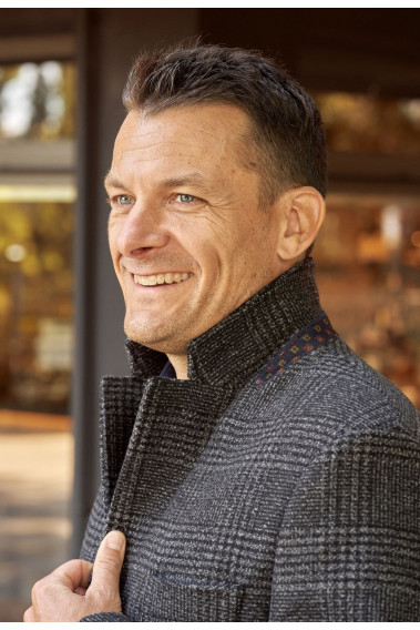 Zoom sur le col tailleur du manteau SUAVE gris foncé.