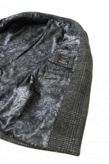 Zoom sur l'intérieur du manteau SUAVE gris foncé. Il comporte 3 poches intérieures dont une pour le téléphone.