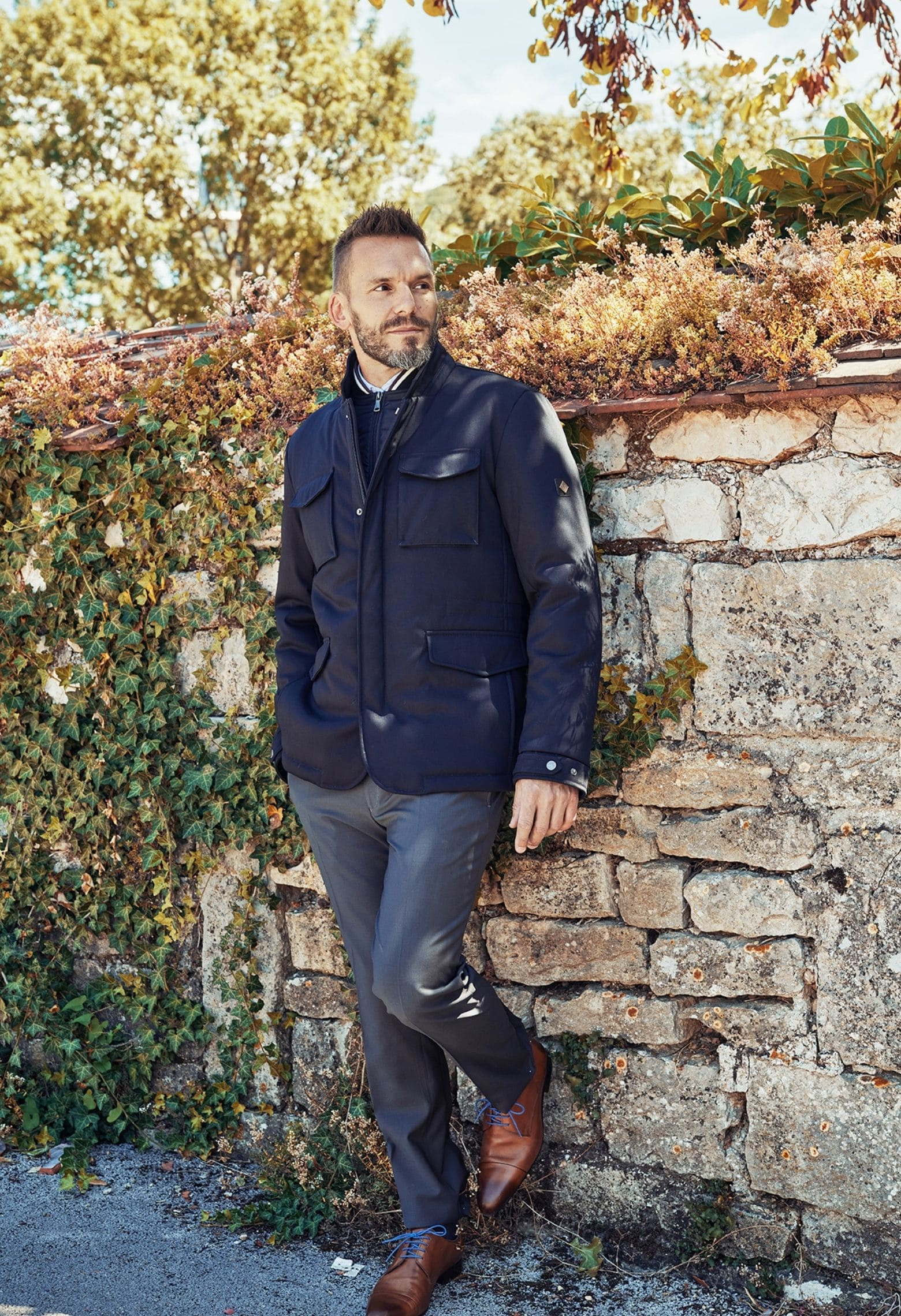 Homme portant la surveste UGO marine. Elle comporte 6 poches.