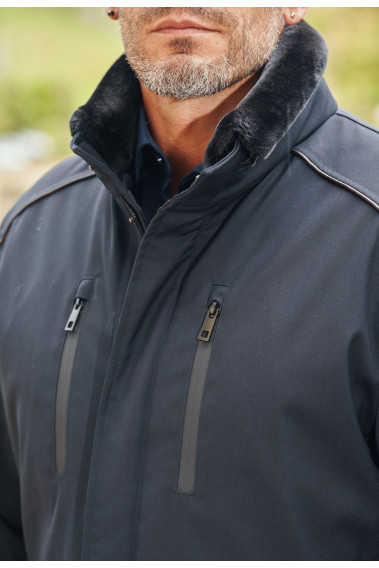 Zoom sur le col en fausse fourrure montant de la surveste ARTEMISA marine.