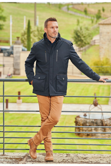 Homme portant la surveste ARTEMISA marine. Elle comporte 4 poches.