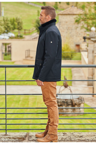 Homme de profil portant le surveste ARTEMISA marine.