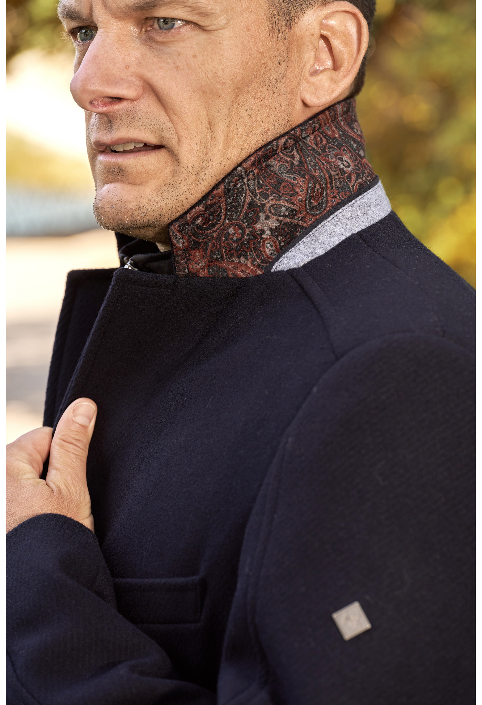 Zoom sur les détails du col du manteau EIFFEL marine.