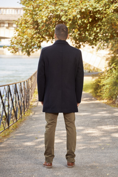 Homme de dos portant le manteau EIFFEL marine.