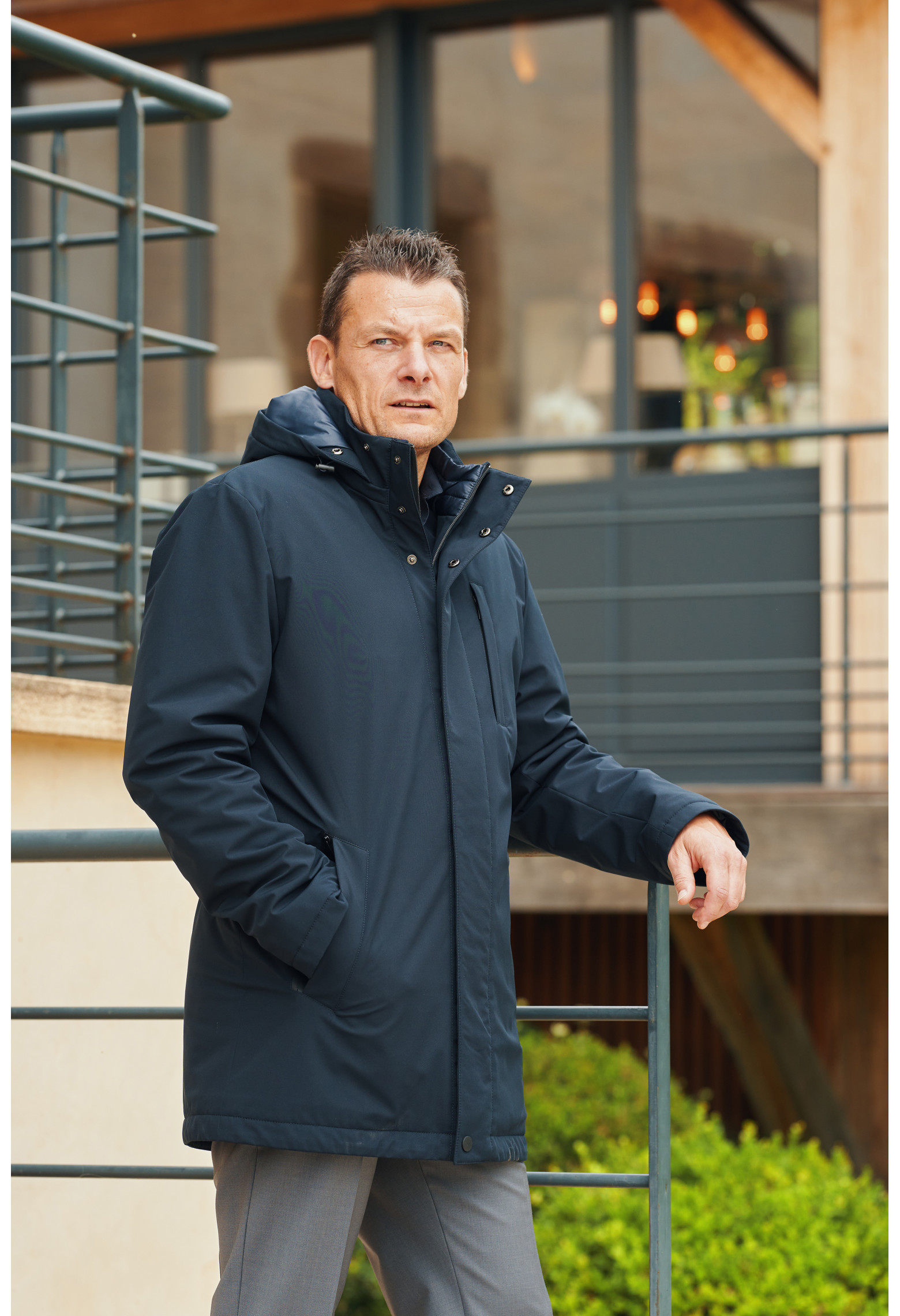 Homme portant la parka BESS marine. Elle comporte 3 poches.