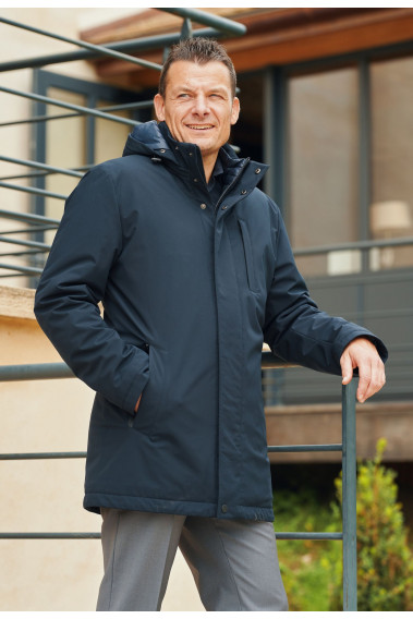 Homme portant la parka BESS marine. Elle comporte 3 poches.