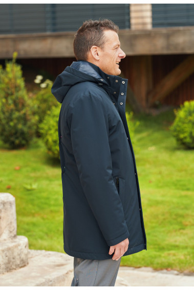 Homme de profil portant la parka BESS marine.