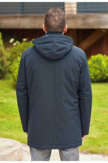 Homme de dos portant la parka BESS marine.