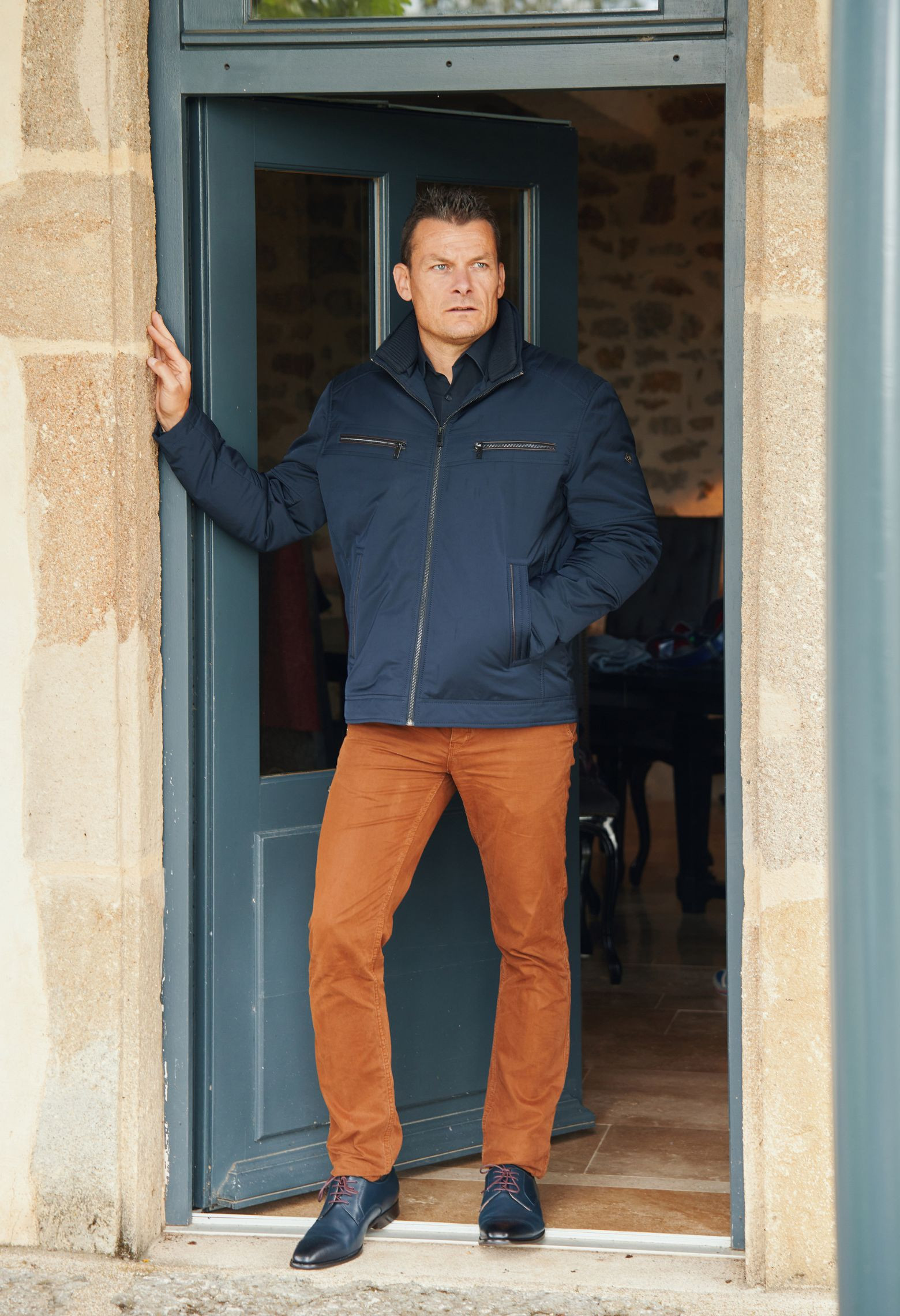 Homme portant le blouson CRUZ marine. Il comporte 2 poches poitrines et 2 poches repose mains.