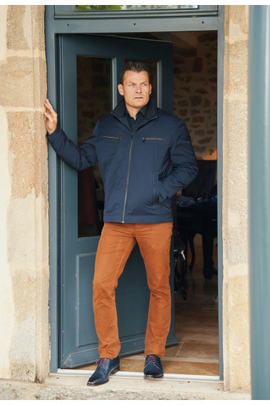 Homme portant le blouson CRUZ marine. Il comporte 2 poches poitrines et 2 poches repose mains.