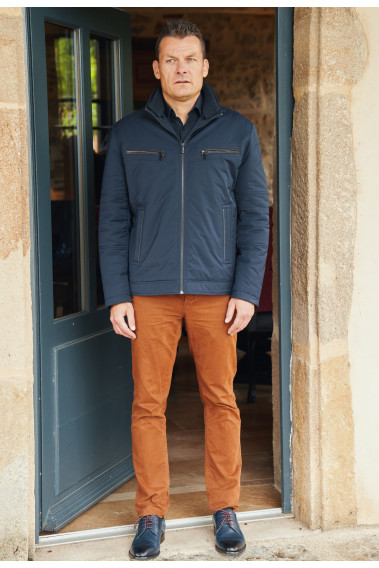 Homme portant le blouson CRUZ marine. Il comporte 2 poches poitrines et 2 poches repose mains.