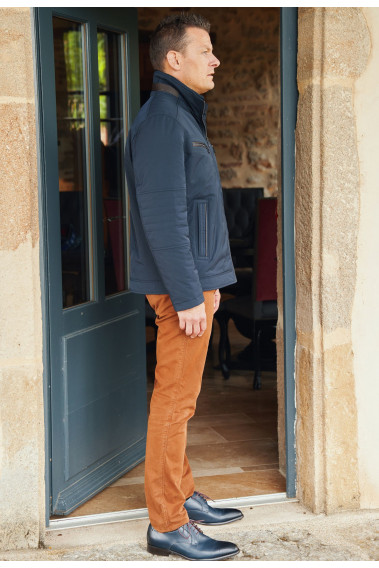 Homme de profil portant le blouson CRUZ marine.