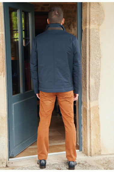 Homme de dos portant le blouson CRUZ marine.