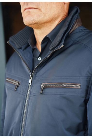 Zoom sur le col montant du blouson CRUZ marine.