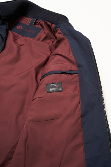 Zoom sur l'intérieur bordeaux du blouson CRUZ marine.