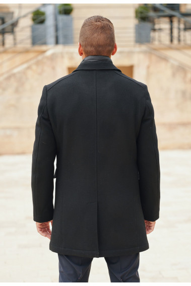 Homme de dos portant le manteau EIFFEL noir.