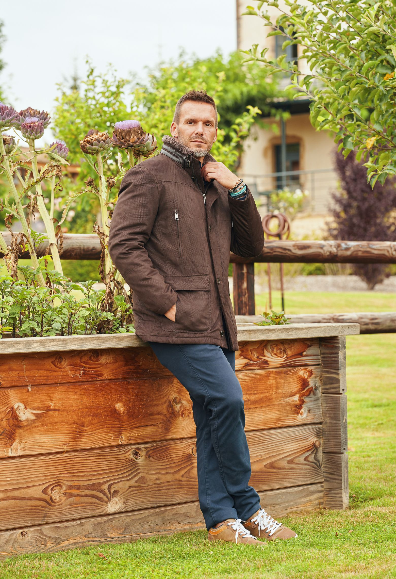 Homme portant la parka KAZAK marron. Elle comporte 4 poches.