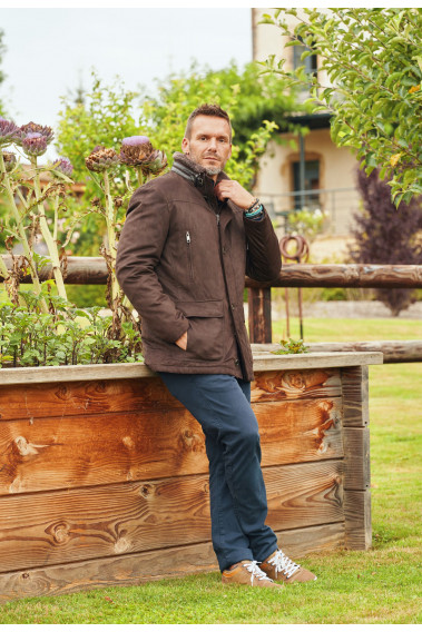 Homme portant la parka KAZAK marron. Elle comporte 4 poches.