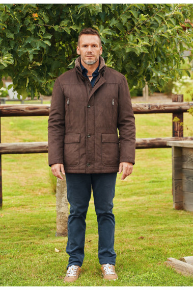 Homme portant la parka KAZAK marron. Elle comporte 4 poches.