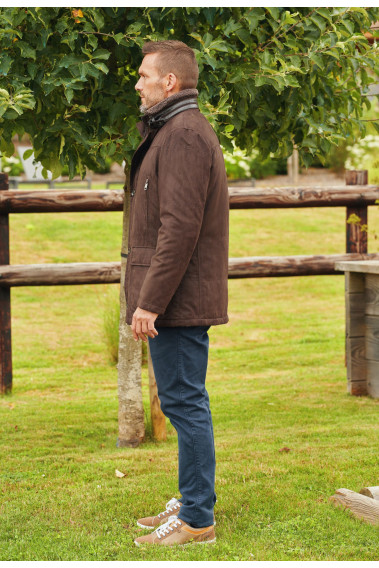 Homme de profil portant la parka KAZAK marron.