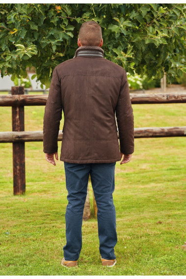 Homme de dos portant la parka KAZAK marron.