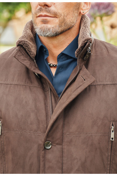 Zoom sur le col montant de la parka KAZAK marron.