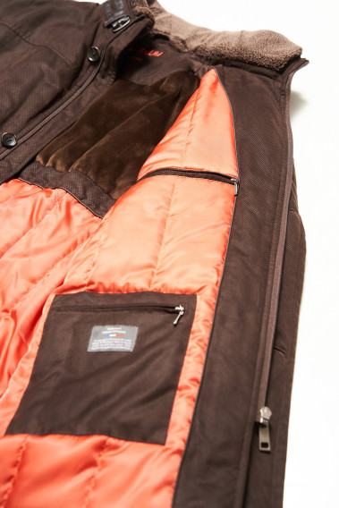 Zoom sur l'intérieur de la parka KAZAK marron. 4 poches intérieures.