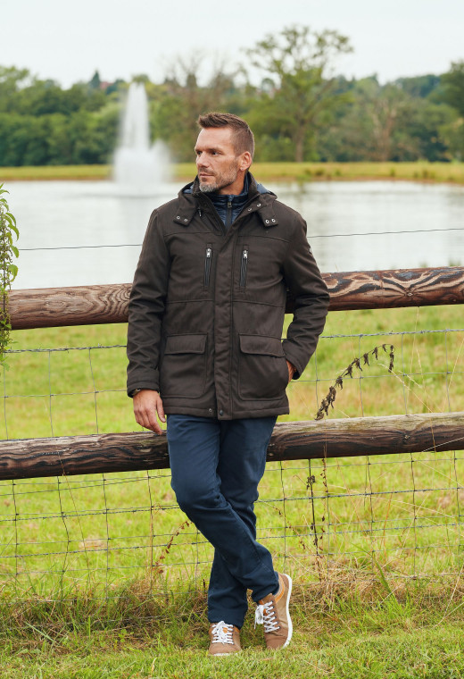 Homme portant la parka KELLY marron. Elle comporte 4 poches.