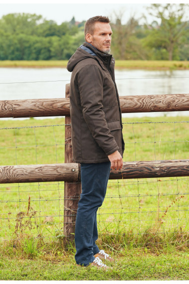 Homme de profil portant la parka KELLY marron.